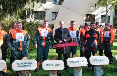 Mladí frýdlantští lesníci bodovali v soutěži Dřevorubec Junior 2015